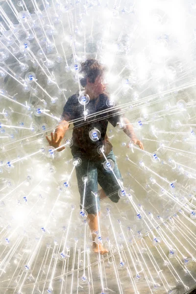 Criança se diverte no Zorbing Ball — Fotografia de Stock