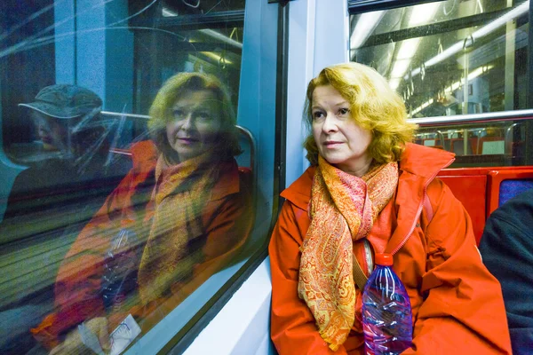 Mulher no metrô à noite — Fotografia de Stock