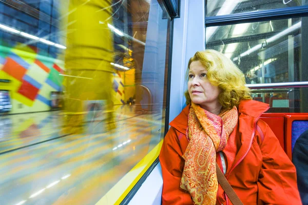 Femme dans le métro la nuit — Photo