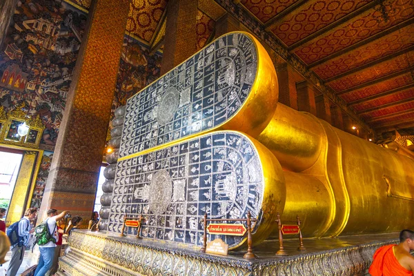 Buda mentiroso em Wat Pho — Fotografia de Stock