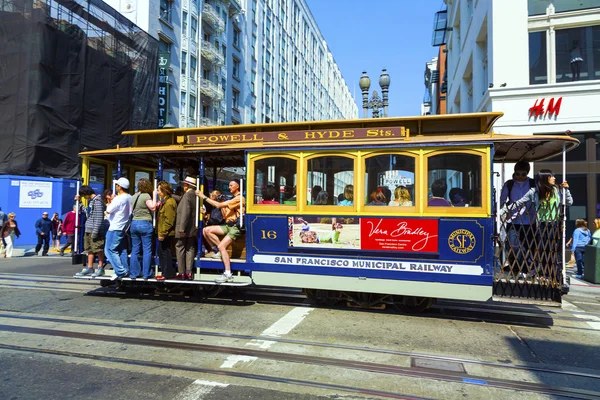 Famous cable car in San Francisco — Stock Photo, Image