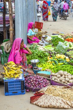 Satıcı sebze sokak pazarında mal satmak