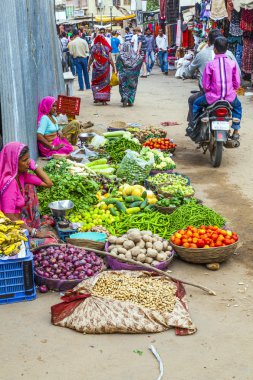 Satıcı sebze sokak pazarında mal satmak