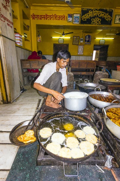 Hombre local prepara panadería en una sartén —  Fotos de Stock