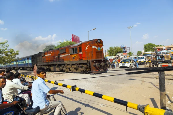 Indian Railway train passes a railroad crossing — Stock Photo, Image