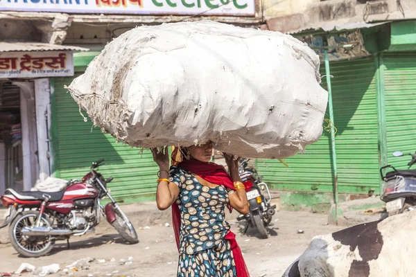 Ινδική γυναίκα φέρει το βαρύ φορτίο στο κεφάλι της — Φωτογραφία Αρχείου