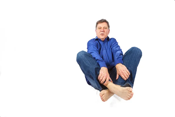 Attraktiv man sitter på golvet — Stockfoto