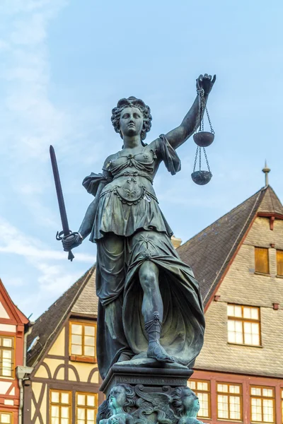 Vrouwe Justitia in frankfurt — Stockfoto