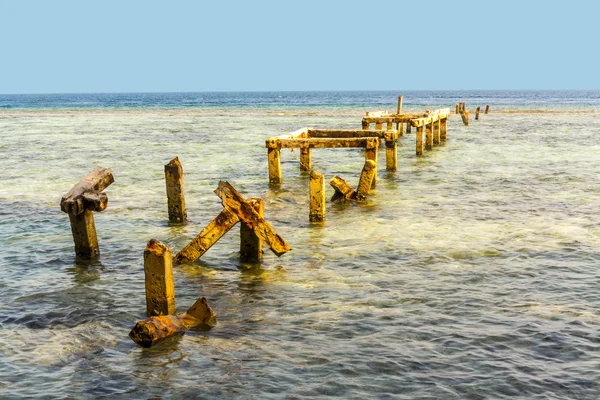 Antiguo muelle podrido en Indonesia —  Fotos de Stock