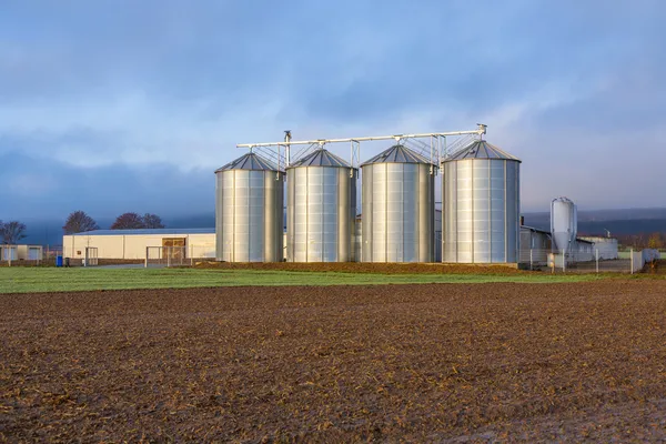 Prachtige landschap met silo en blue sky — Stockfoto