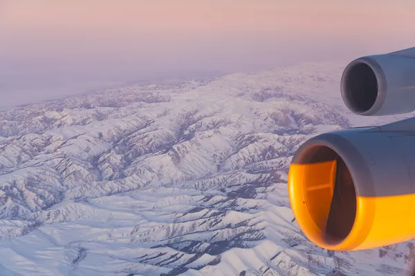 Vacker utsikt från flygplanet till bergen i Tasjkent, c — Stockfoto