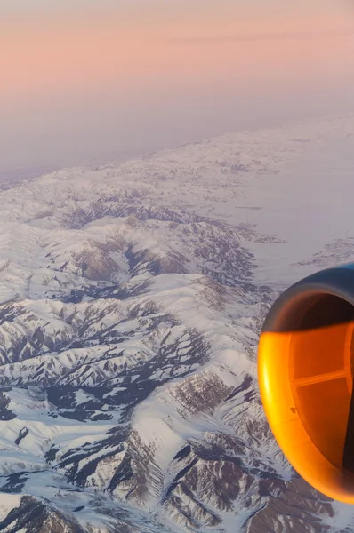 Όμορφη θέα από το αεροσκάφος προς τα βουνά στην Τασκένδη, c — Φωτογραφία Αρχείου