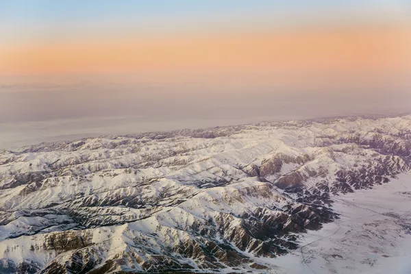 Beautiful view from the aircraft to the mountains in Tashkent, c — Stock Photo, Image