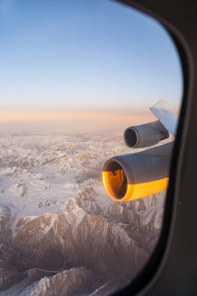 Vacker utsikt från flygplanet till bergen i Tasjkent, c — Stockfoto