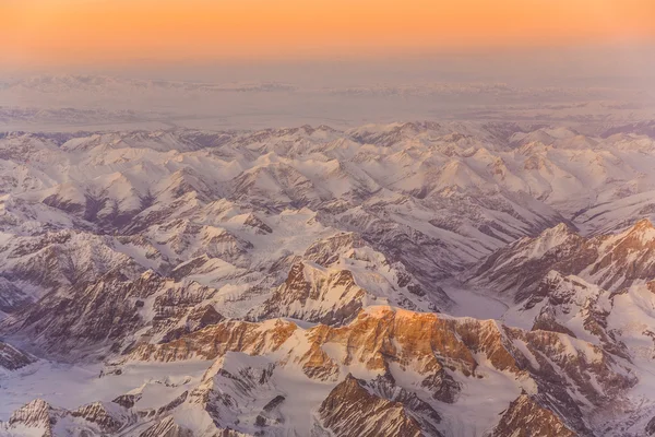 Schöne Aussicht aus dem Flugzeug auf die Berge in Taschkent, c — Stockfoto