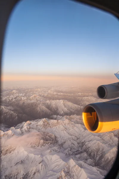 Schöne Aussicht aus dem Flugzeug auf die Berge in Taschkent, — Stockfoto