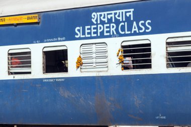 hareketli Hint demiryolu tra pencerenin önünde asılı yolcu