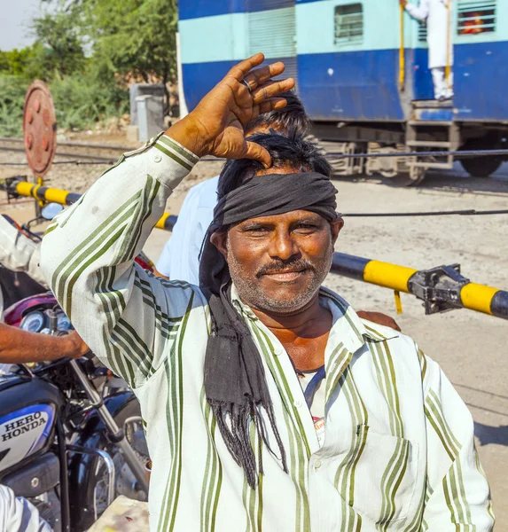 Indian Railway train passes a railroad crossing — Stock Photo, Image