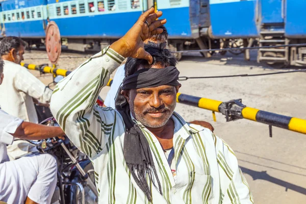 Tren ferroviario indio pasa un cruce de ferrocarril — Foto de Stock