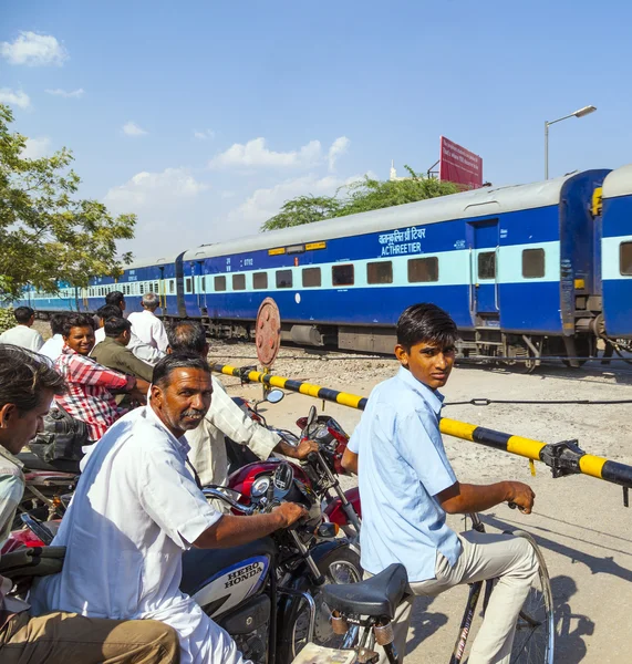 Tren ferroviario indio pasa un cruce de ferrocarril — Foto de Stock