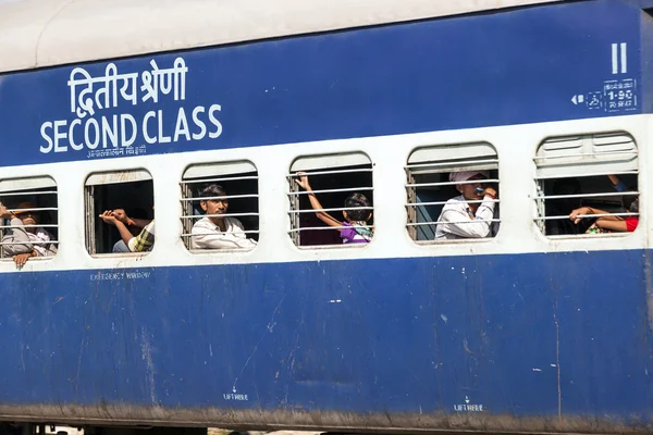 Passageiros pendurados na janela de um movimento Indian Railway tra — Fotografia de Stock