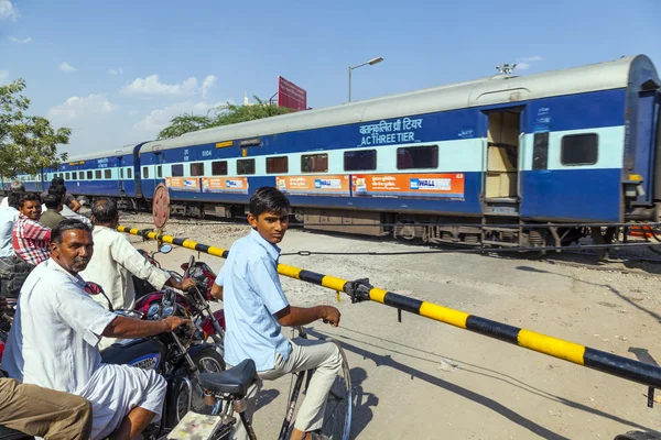 Treno ferroviario indiano passa un incrocio ferroviario — Foto Stock