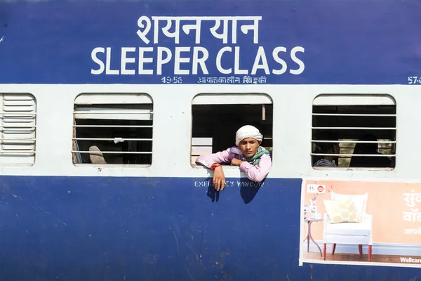 Cestující zavěšený na okně pohybující indické železniční tra — Stock fotografie
