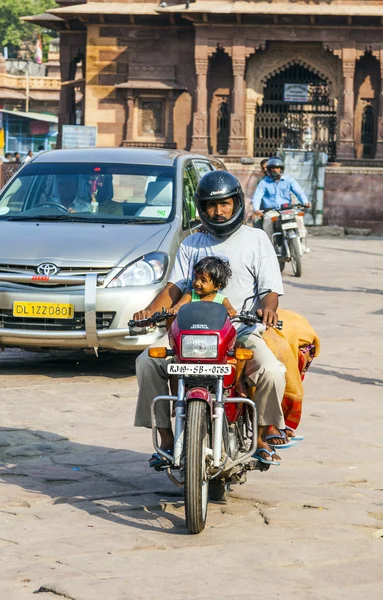 Man en kind op een motorfiets op de markt sadar de clocktow — Stockfoto