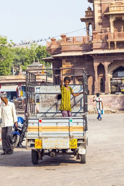 Op een vrachtwagen op de markt sadar de klokkentoren — Stockfoto