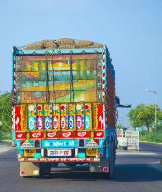 Hindistan'da renkli boyalı kamyon