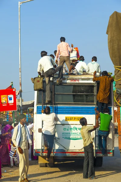 Jodhpur karayolu karayolu otobüs seyahat — Stok fotoğraf