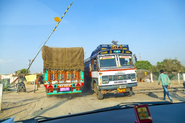 Reise med buss over land på Jodhpur Highway – stockfoto