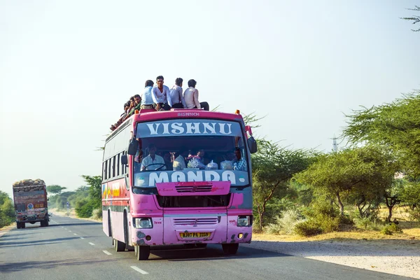 Cestování autobusem po souši na dálnici jodhpur — Stock fotografie