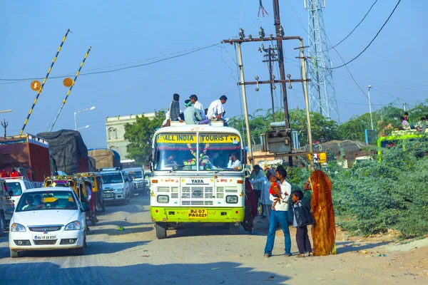 Viaggiare in autobus via terra all'autostrada Jodhpur — Foto Stock