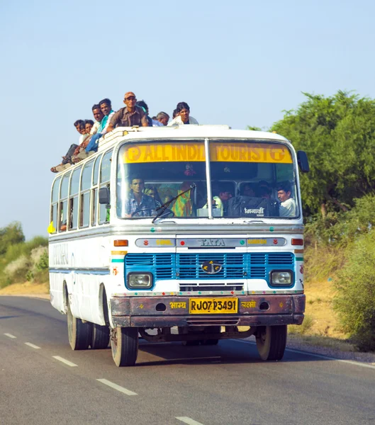 Viaggiare in autobus via terra all'autostrada Jodhpur — Foto Stock