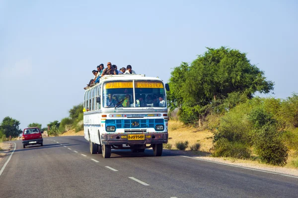 Viaggiare in autobus via terra all'autostrada Jodhpur — Foto Stock