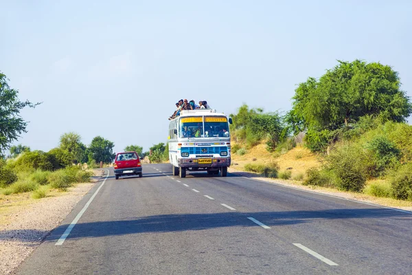 Anreise mit dem Überlandbus auf dem Jodhpur Highway — Stockfoto