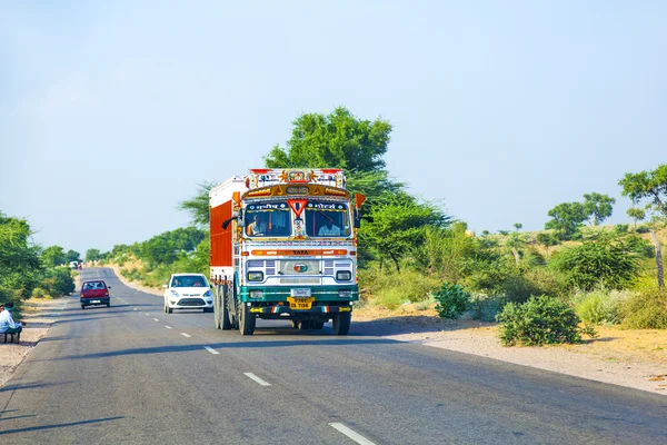 ஜோத்பூர் நெடுஞ்சாலையில் நிலப்பரப்பு பேருந்தில் பயணம் — ஸ்டாக் புகைப்படம்