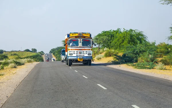 ஜோத்பூர் நெடுஞ்சாலையில் நிலப்பரப்பு பேருந்தில் பயணம் — ஸ்டாக் புகைப்படம்