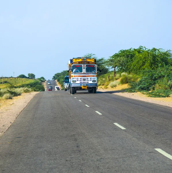 ஜோத்பூர் நெடுஞ்சாலையில் நிலப்பரப்பு பேருந்தில் பயணம் — ஸ்டாக் புகைப்படம்