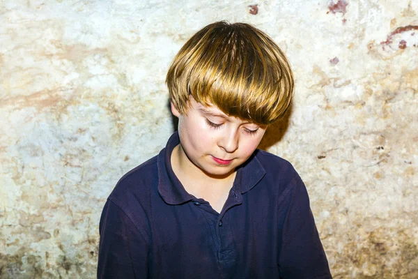 Portrett av en søt ung gutt – stockfoto