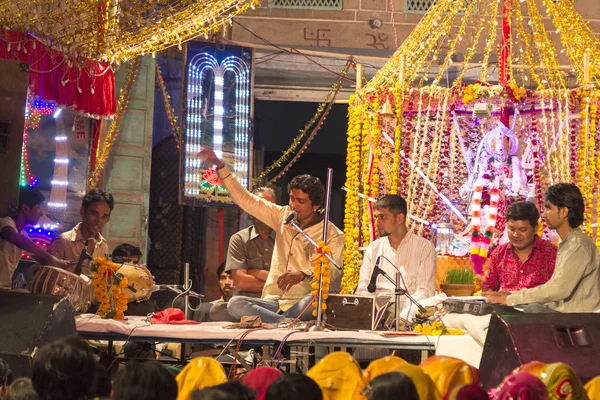 Locali notturni strada festiva a Jodhpur — Foto Stock