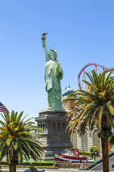 Nueva York Hotel & Casino en Las Vegas, con una réplica del Stat — Foto de Stock