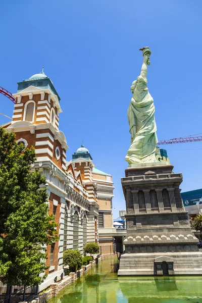 New York Hotel & Casino em Las Vegas, com Replica of the Stat — Fotografia de Stock