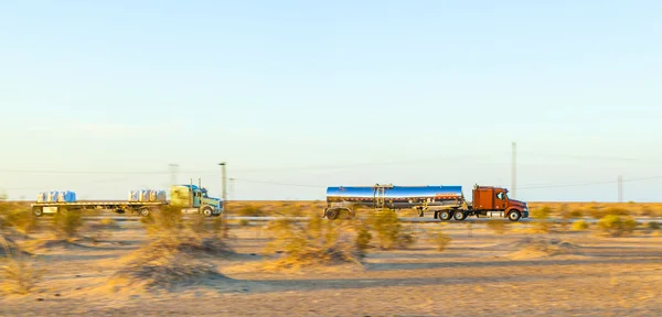 Camion sur l'autoroute 8 au lever du soleil — Photo