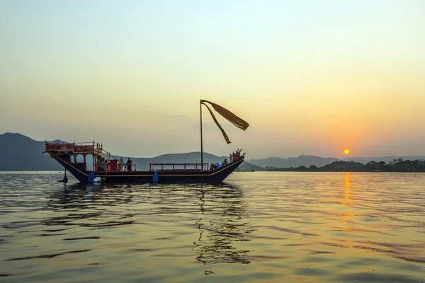 Zachód słońca z łodzią — Zdjęcie stockowe