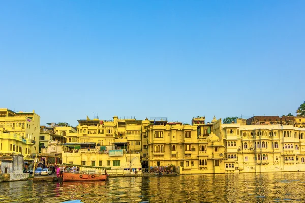 Facade of Upaipur houses in sunset — Stock Photo, Image