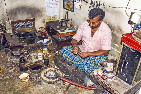 Un herrero de plata trabajando en su tienda — Foto de Stock