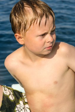 yakışıklı bir teknede kızgın