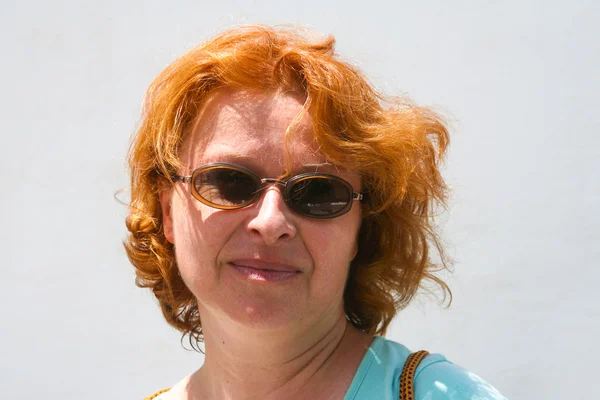 Mulher atraente com cabelo vermelho — Fotografia de Stock